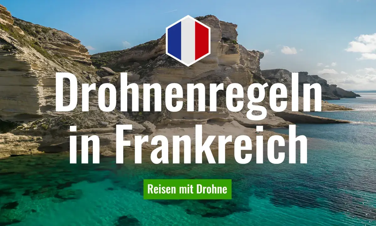 Felsige Küste am Meer mit dem Text "Drohnenregeln in Frankreich". Ein Hexagon mit der französischen Flagge ist über den Felsen platziert.