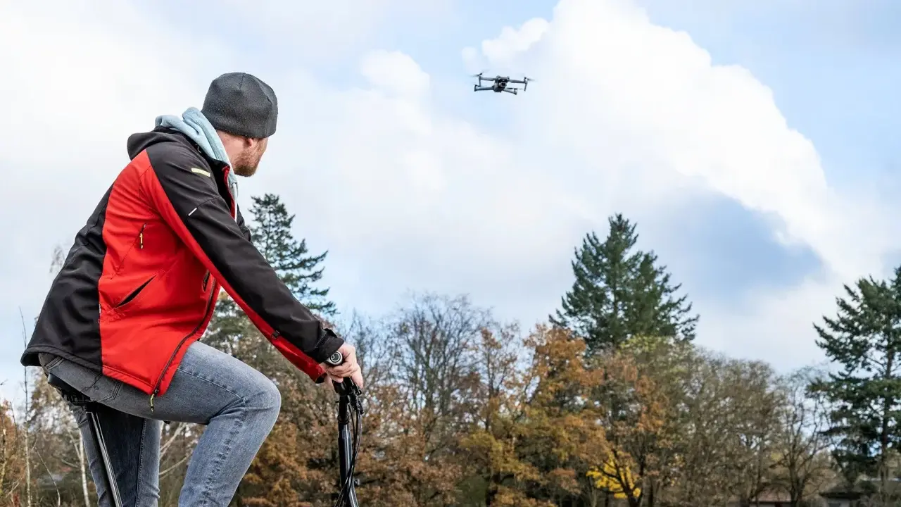 Mann mit Drohne im Flug, die der Spielzeugrichtlinie entspricht.