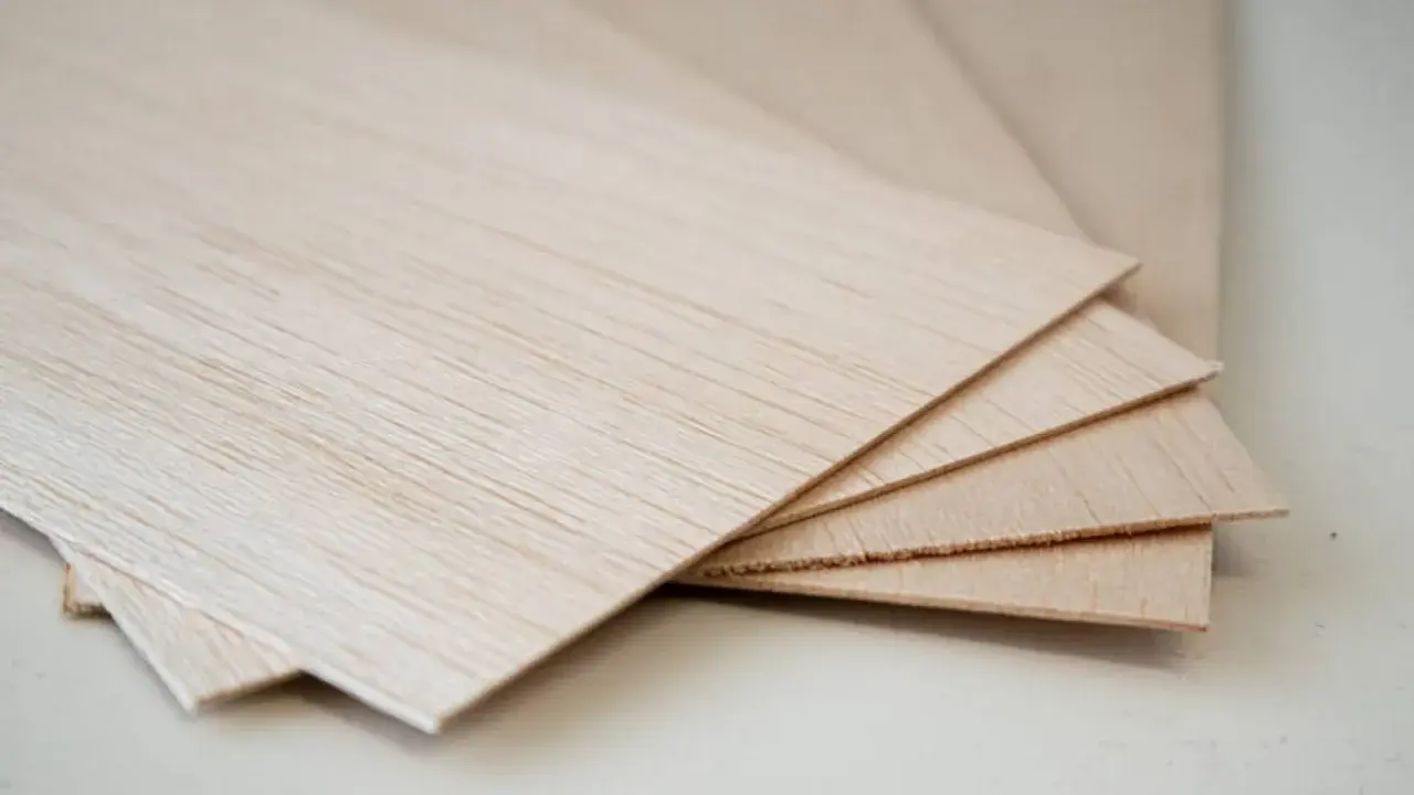 Mehrere dünne Platten balsaholz 2mm liegen übereinander, bereit für Modellbauprojekte.