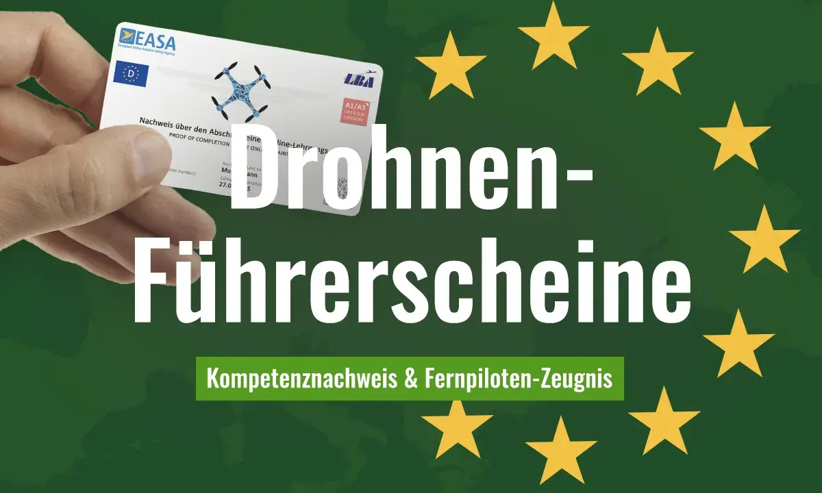 Ein Finger hält einen Drohnen-Führerschein. Der Text "Drohnen-Führerscheine" und "Kompetenznachweis & Fernpiloten-Zeugnis" sind prominent platziert.