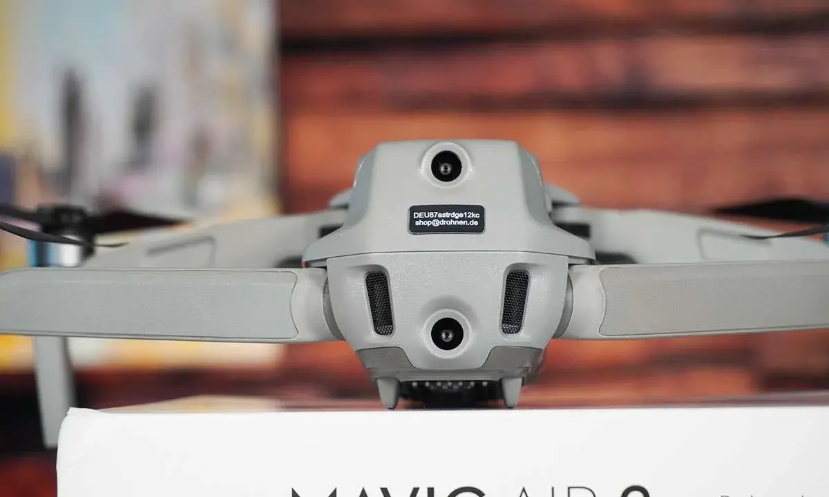 Grauer DJI Mavic Air 2 Drohnen-Modell mit Aufkleber. Ideal für Modellbau Kennzeichen ausdrucken.