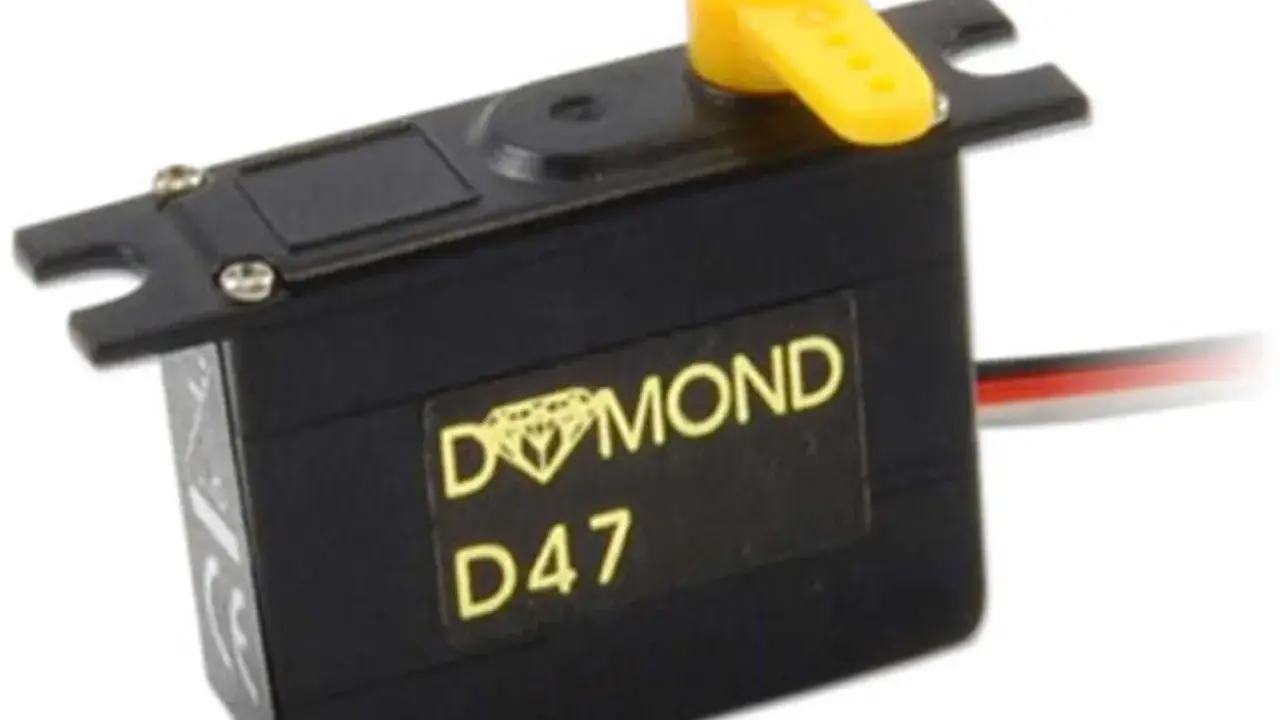 Schwarzes dymond servo D47 mit gelbem Hebel und Kabeln.