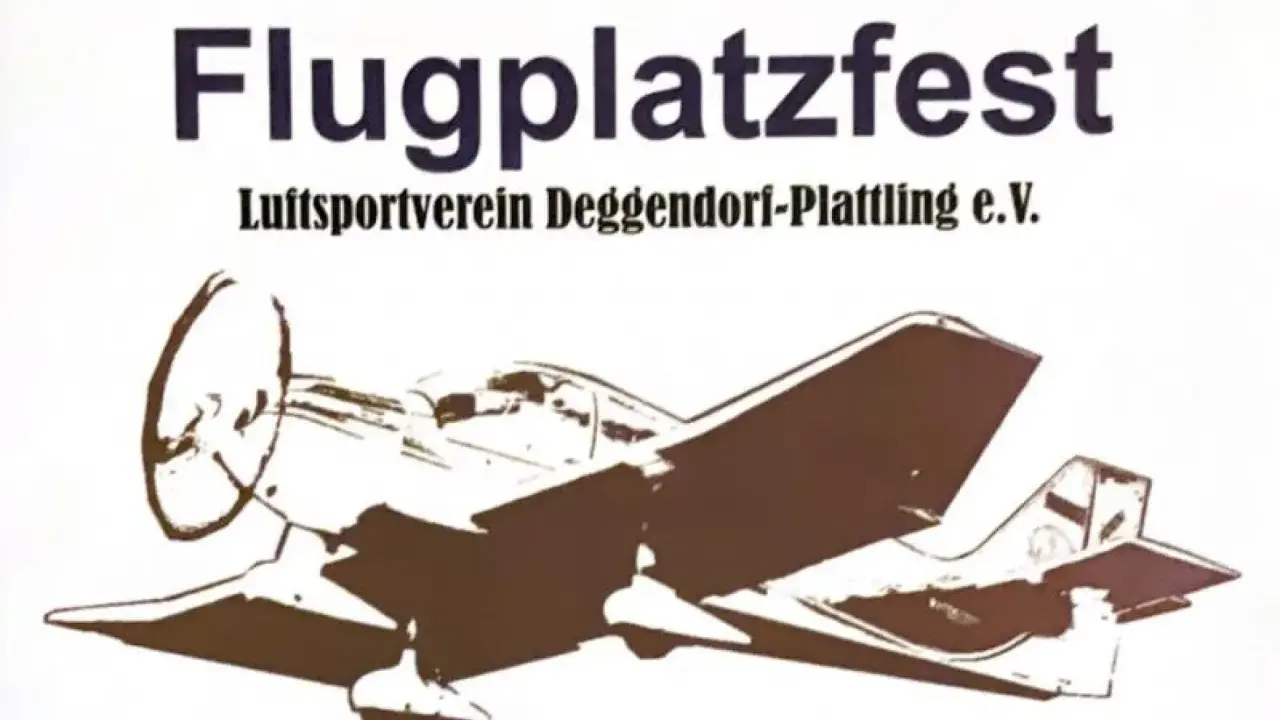 Flugplatzfest: Ein Propellerflugzeug vor dem Schriftzug des Luftsportvereins Deggendorf-Plattling e.V.