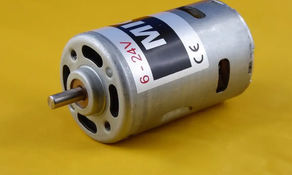 Kleiner bürsten elektromotor mit 6-24V, bereit für neue Projekte.