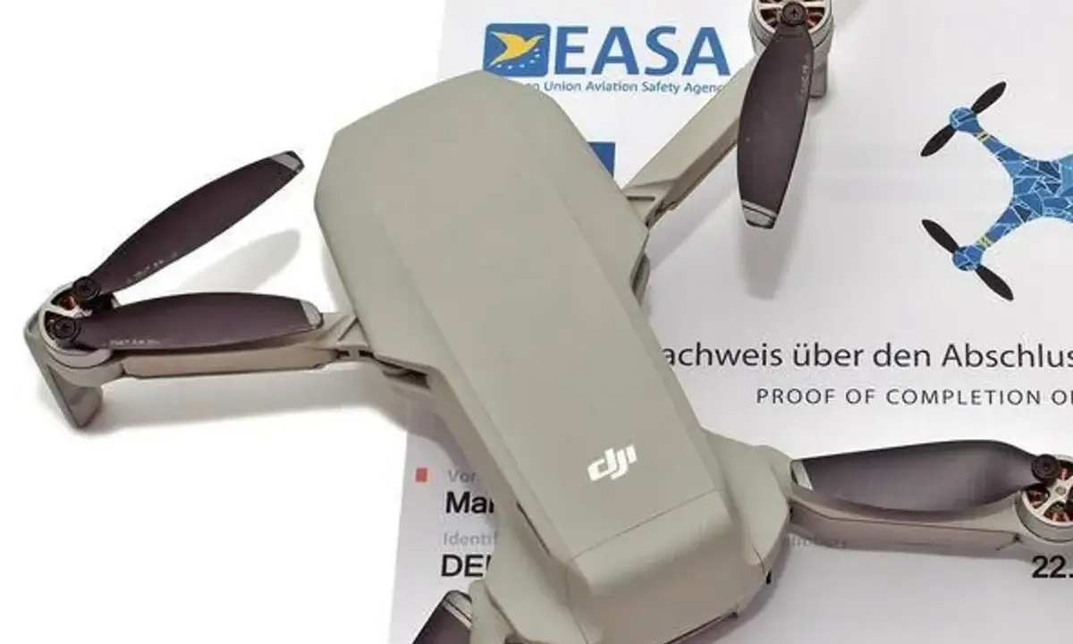 Graue Drohne liegt auf einem EASA-Zertifikat. So kann man legal eine **Drohne ohne Registrierung fliegen**.