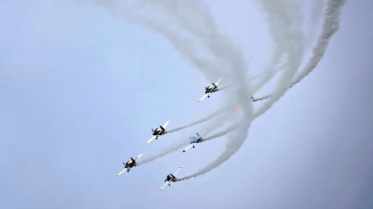 Sechs Flugzeuge ziehen Rauchschwaden hinter sich her, ein beeindruckendes Schauspiel bei einer Flugshow in Deutschland.