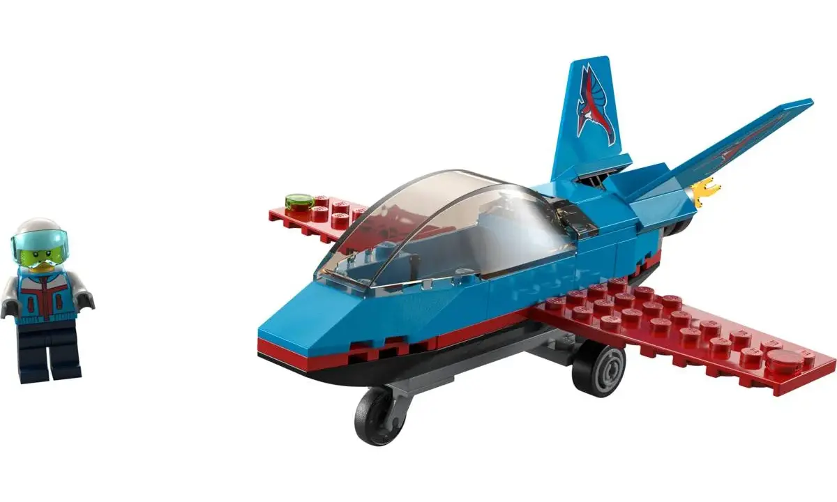 Ein blaues Lego-Stunt-Flugzeug mit roten Flügeln und einem Piloten.
