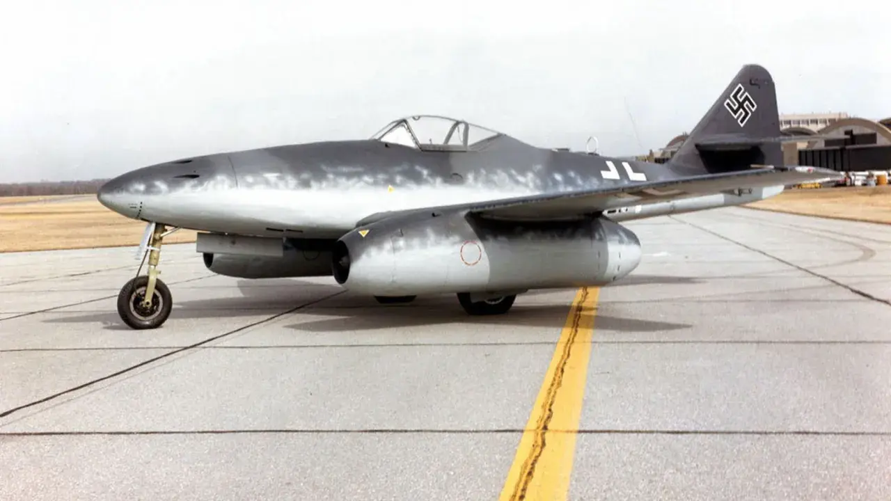 Ein deutscher Jet, die Messerschmitt Me 262, steht auf einem Rollfeld.