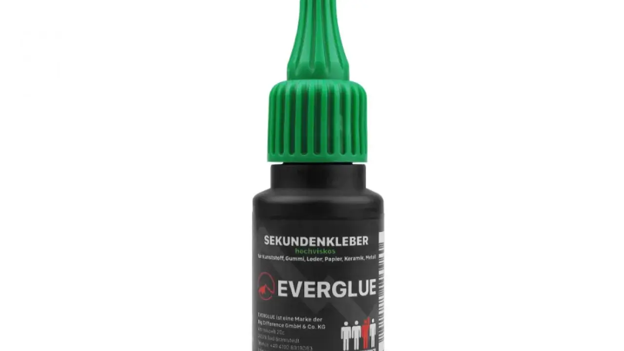Flasche mit grünem Verschluss, die hochviskosen Cyanacrylatkleber der Marke EVERGLUE enthält. Ideal für Kunststoff, Gummi, Leder, Papier und Metall.