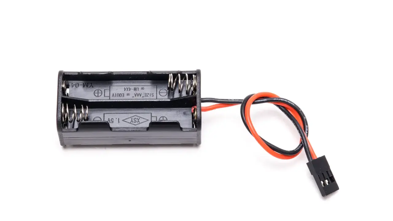 Schwarzer Halter für vier AAA-Batterien, bereit für die akku reihenschaltung. Mit roten und schwarzen Kabeln sowie einem Stecker.