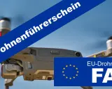 Drohne im Flug mit blauem Band "EU-Drohnenführerschein" und EU-Flagge mit "EU-Drohnenregeln FAQ".