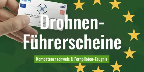 Ein Mensch hält einen Drohnenführerschein in der Hand. Das Luftfahrt Bundesamt (LBA) und die EASA sind darauf abgebildet. Der Text "Drohnen-Führerscheine" und "Kompetenznachweis & Fernpiloten-Zeugnis" ist prominent platziert.