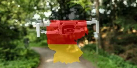 Drohne mit Deutschlandkarte und Flagge, bereit für den c1 Drohnenführerschein.