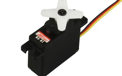 Kleiner schwarzer Servomotor Hitec HS-81 mit weißem Propeller und Kabeln.