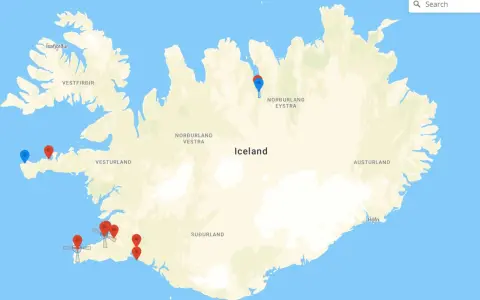 Karte von Island mit Markierungen. Eine Drohne fliegt über die Insel und sammelt Daten.