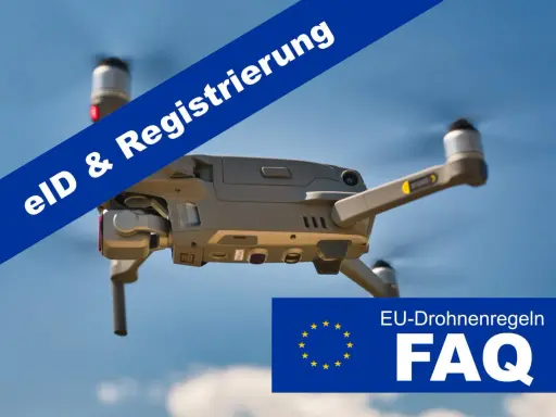 Drohne im Flug, blauer Himmel. Blaue Banderole mit "eID & Registrierung". Unten EU-Flagge und "EU-Drohnenregeln FAQ". Hier erfährst du, ob und wie muss man drohnen anmelden.