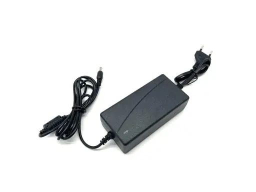 Schwarzes Netzteil mit Kabeln und Stecker, 12V 5A Leistung.