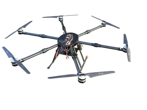 Acht Propeller sind an einem zentralen Gehäuse befestigt, das die Elektronik einer leistungsstarken Raptor Drohne beherbergt.