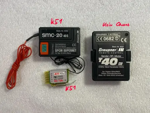 Zwei RC-Sender-Module, eines für das 40-MHz-Band, das andere ein Graupner T40 FMsss.
