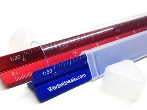 Zwei dreiecksprofile, rot und blau, mit Skalen und Beschriftungen wie "1:20" und "1:50", liegen in ihren Schutzhüllen.