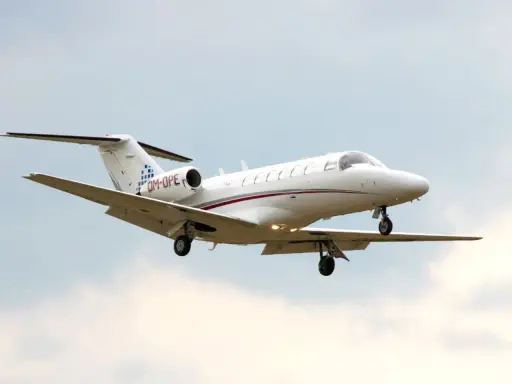Ein kleiner Jet mit der Kennung OM-OPE hebt vom Boden ab.
