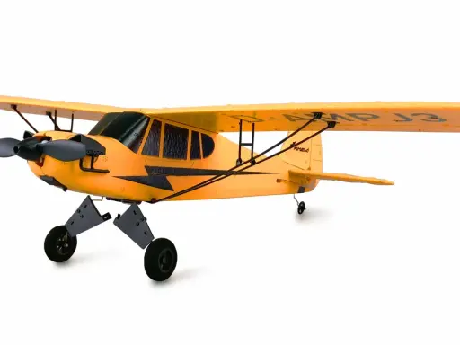 Ein gelbes Piper Flugzeug mit schwarzem Propeller und Fahrwerk steht auf weißem Grund.