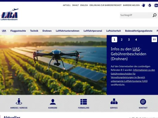 Drohne über Solarpanel-Feld, LBA-Logo. Infos zu UAS-Gebührenbescheiden (Drohnen) auf der Webseite des Luftfahrt-Bundesamtes.