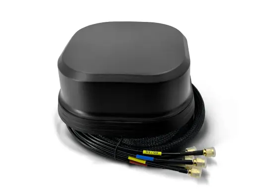 Schwarze Antennenhalterung mit mehreren Kabeln, die für 4G/5G-Verbindungen gekennzeichnet sind.