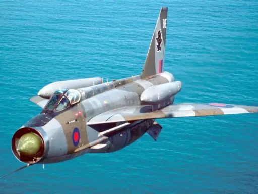 Ein Lightning-Flugzeug fliegt über das Meer.