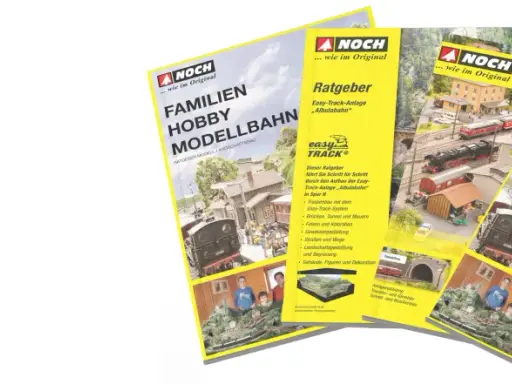 Broschüren für die Faszination Modellbau: Familien Hobby Modellbahn und A Family Hobby Model Railway, mit detaillierten Anlagen und Anleitungen.