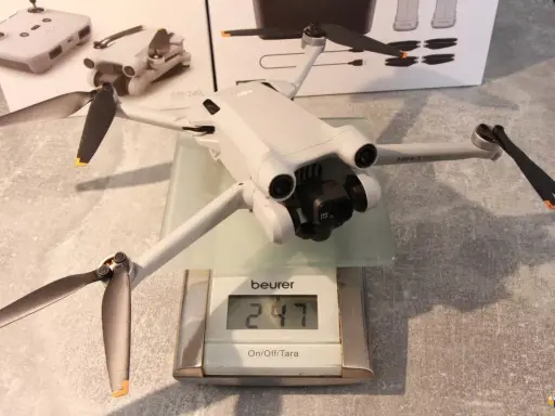 Eine Drohne mit einem Gewicht von 247 Gramm wird auf einer Waage gemessen.