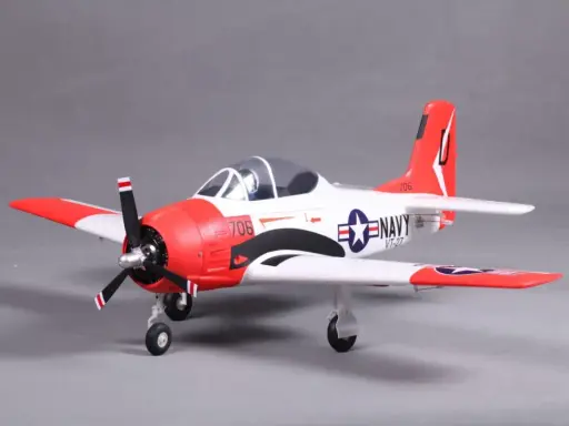 Ein detailgetreues Modell eines T28 Flugzeugs in Navy-Lackierung mit der Nummer 706.