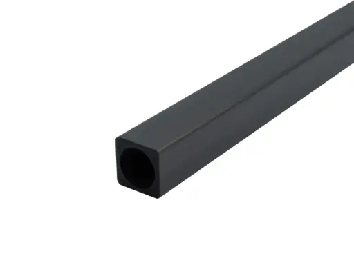 Ein schwarzes, quadratisches Carbonrohr mit rundem Innendurchmesser, das diagonal von rechts unten nach links oben verläuft.