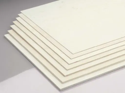 Mehrere dünne Platten aus hellem **Birkensperrholz** liegen übereinander.