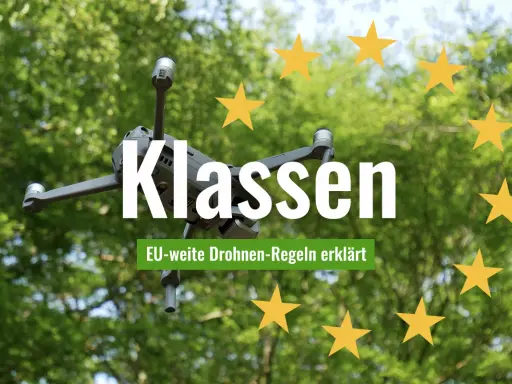 Drohnen-Klassen: EU-weite Regeln für den Betrieb von Drohnen erklärt. Ein Fluggerät schwebt vor grünem Blätterdach, umgeben von gelben Sternen.