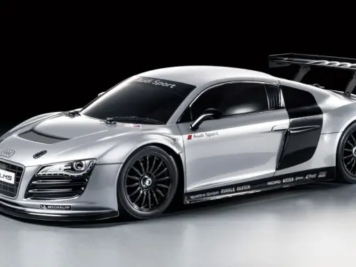 Silberner Audi R8 LMS mit schwarzem Heckflügel. Die Karosserie lackieren war hier eine Kunst, um diesen Rennwagen perfekt in Szene zu setzen.