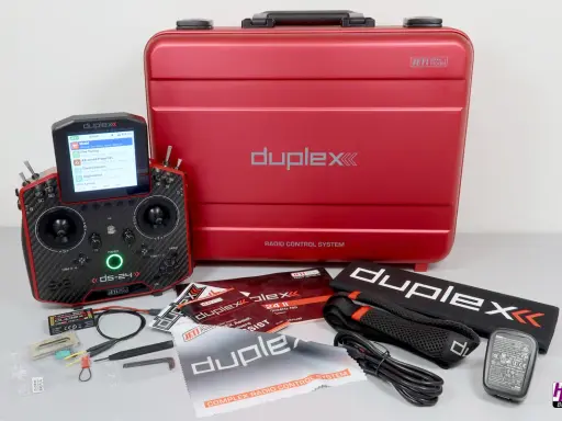 Ein roter Koffer mit "duplex" Schriftzug und ein Jeti DS-24 Sender mit Zubehör.