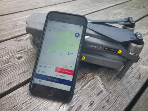 Drohnen-App in Deutschland zeigt Karte mit Flugverbotszone. Mavic 2 Pro bereit zum Abheben.