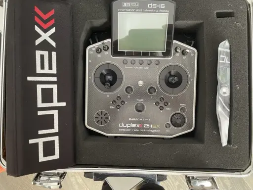 Jeti DS-16 V2 Fernsteuerung im Koffer, bereit für den nächsten Flug. Die Carbon Line des Duplex 24EX Systems.