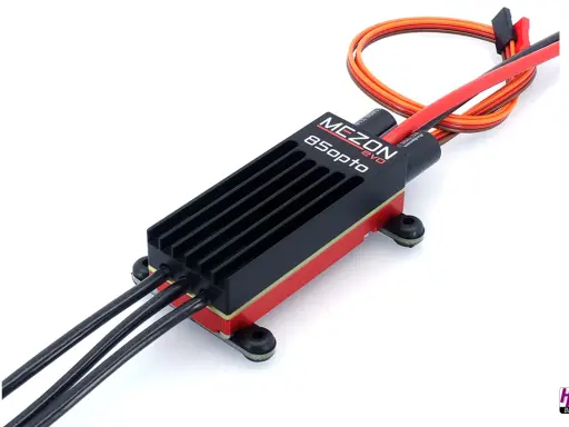 MEZON EVO 85opto Regler mit Kühlkörper und Kabeln, bereit für den Einsatz.