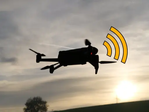 Drohne im Flug mit leuchtenden roten Lichtern und einer stilisierten DJI Antenne, die ein Funksignal aussendet.