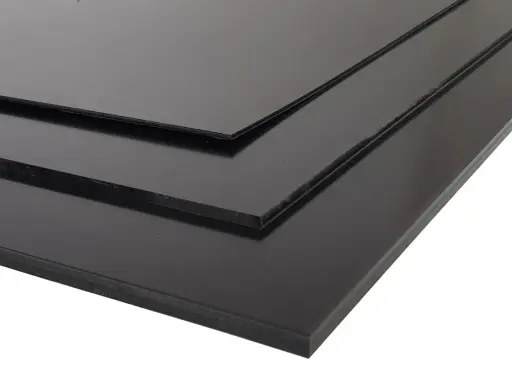 Drei schwarze Styrolplatten liegen übereinander. Sie sind glatt und glänzend und eignen sich für verschiedene Bastelprojekte.