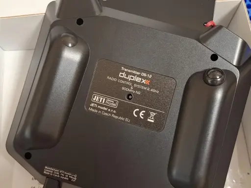 Rückseite eines schwarzen JETI model Senders DS-12 Duplex. Hergestellt in Tschechien.