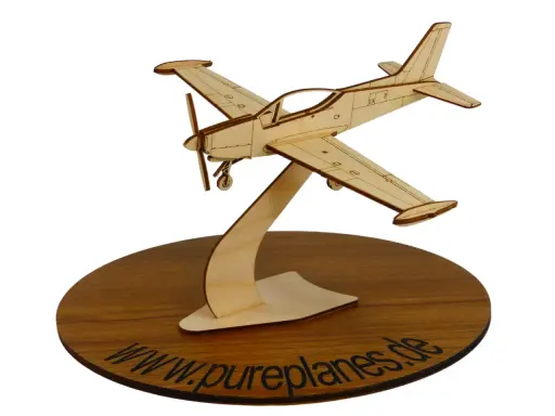 Holzmodell eines Marchetti Flugzeugs auf einem Holzsockel mit der Aufschrift "www.pureplanes.de".