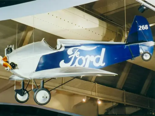 Ein historisches Ford Flugzeug mit blauem Rumpf und dem Ford-Logo, ausgestellt im Museum.