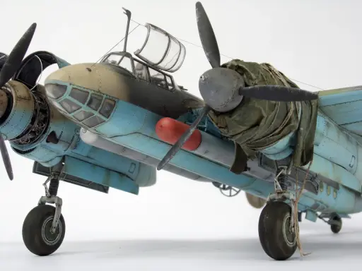 Detailgetreues Modell eines tu2-Flugzeugs mit Tarnanstrich und detaillierter Fahrwerksmechanik.