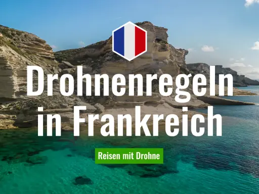 Felsige Küste am Meer mit dem Text "Drohnenregeln in Frankreich". Ein Hexagon mit der französischen Flagge ist über den Felsen platziert.