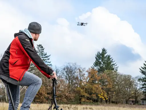 Mann mit Drohne im Flug, die der Spielzeugrichtlinie entspricht.