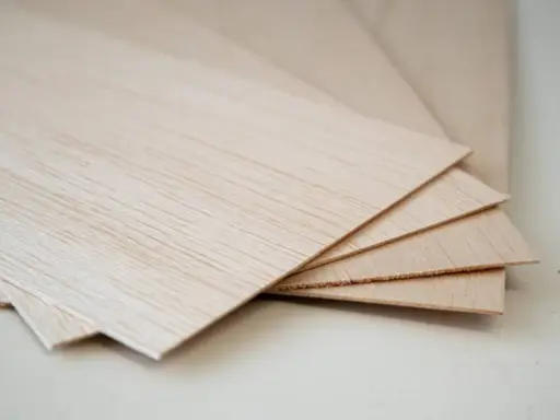 Mehrere dünne Platten balsaholz 2mm liegen übereinander, bereit für Modellbauprojekte.