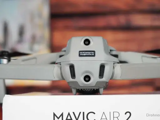 Grauer DJI Mavic Air 2 Drohnen-Modell mit Aufkleber. Ideal für Modellbau Kennzeichen ausdrucken.